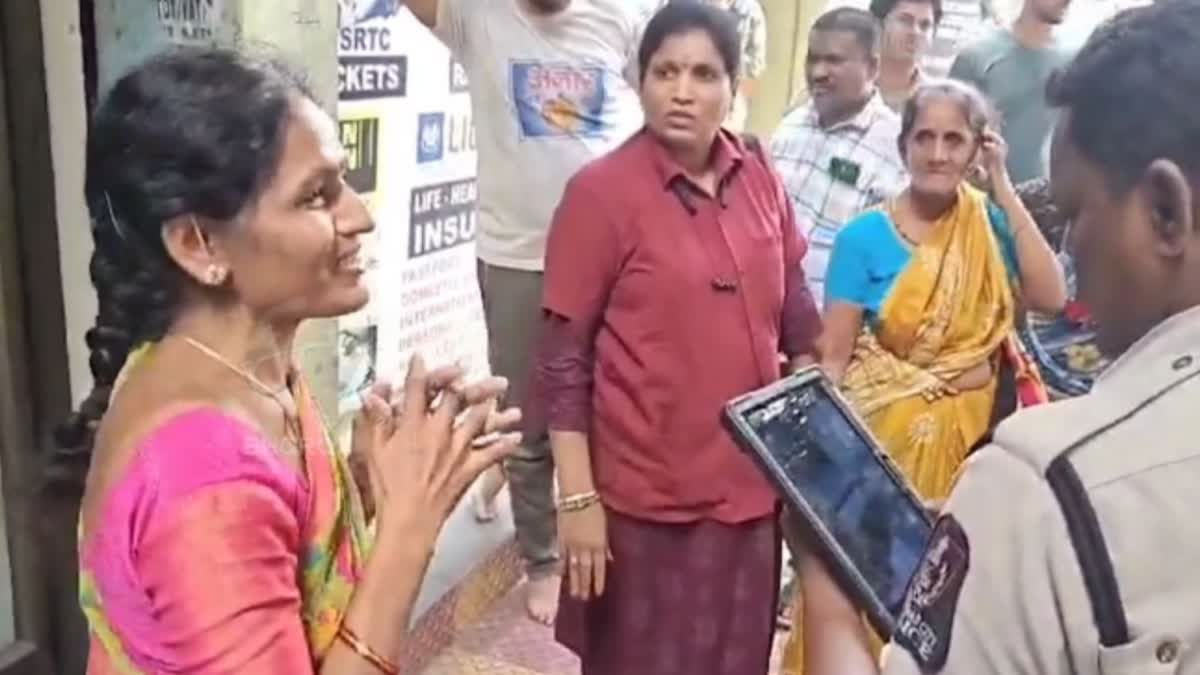 नशे में धुत महिला ने बस कंडक्टर पर फेंका सांप