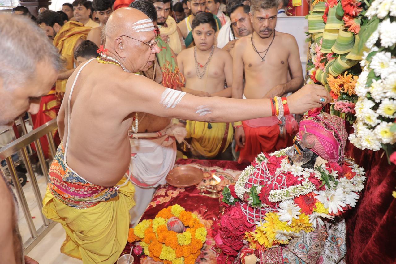 चंद्रमौलेश्वर स्वरूप में दर्शन दे रहे बाबा महाकाल