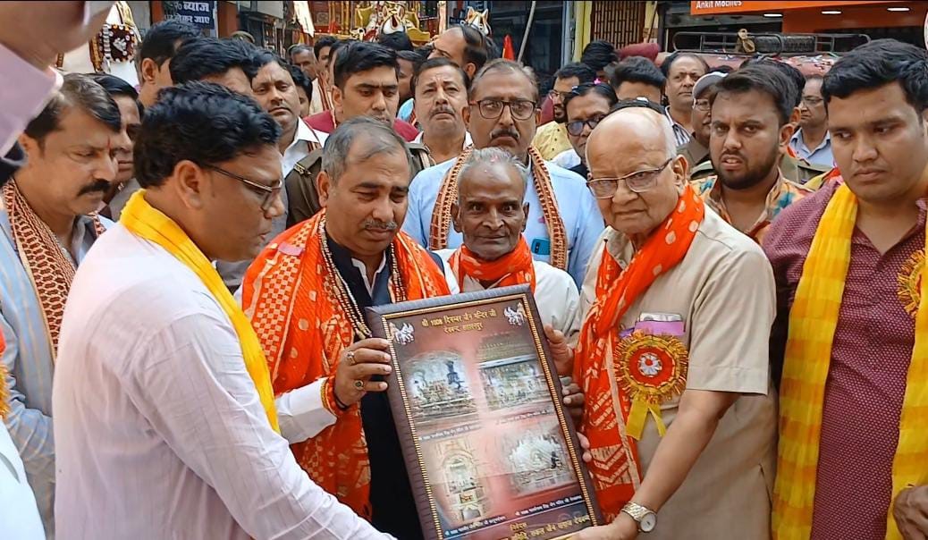 जैन धर्म के 24 वें तीर्थंकर भगवान महावीर स्वामी के 2551 वें निर्वाण महोत्सव पर  भव्य स्वर्ण रथयात्रा आयोजित की गई