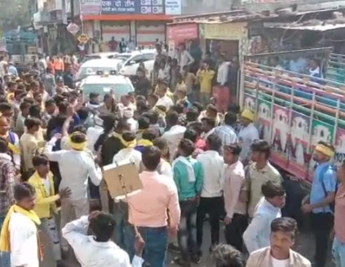 जयस ने किया सांसद डामोर और विधायक मकवाना का घेराव