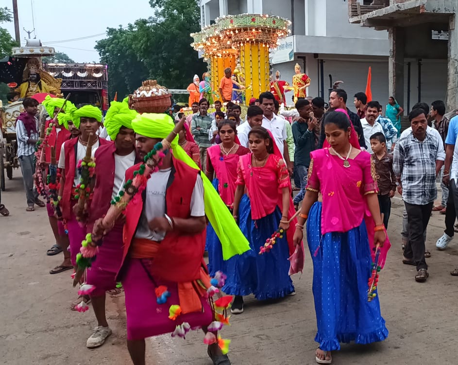 Neelkantheshwar Mahadev came out in royal style riding on a palanquin