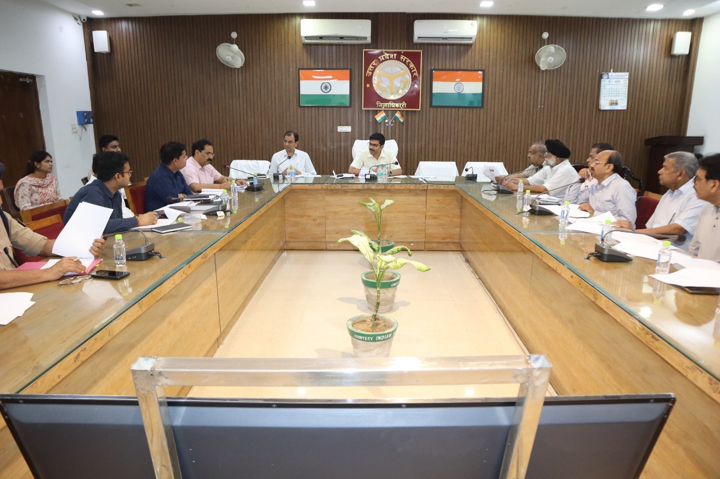 जिलाधिकारी की अध्यक्षता में व्यापार बंधु की बैठक हुई आयोजित