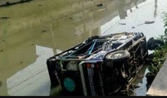 फलों से भरी ई-रिक्शा अनियंत्रित होकर पांवधोई नदी में पलटी