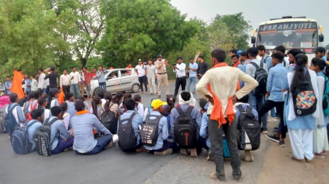 एनएसयूआई और अभाविप का विरोध प्रदर्शन, छात्र संगठन सड़कों पर