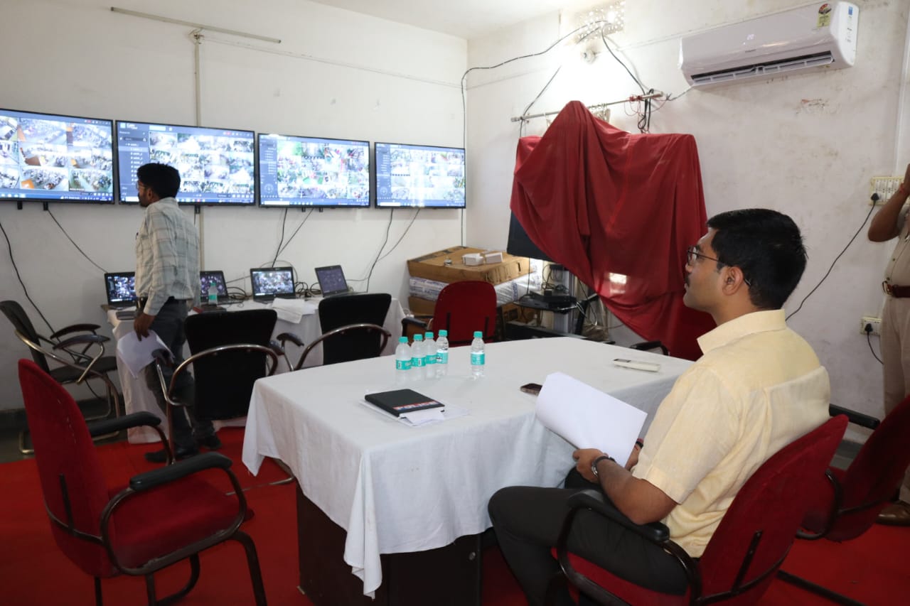 डीएम मनीष बंसल ने पुलिस भर्ती परीक्षा के तहत बने कन्ट्रोल रूम को देखा
