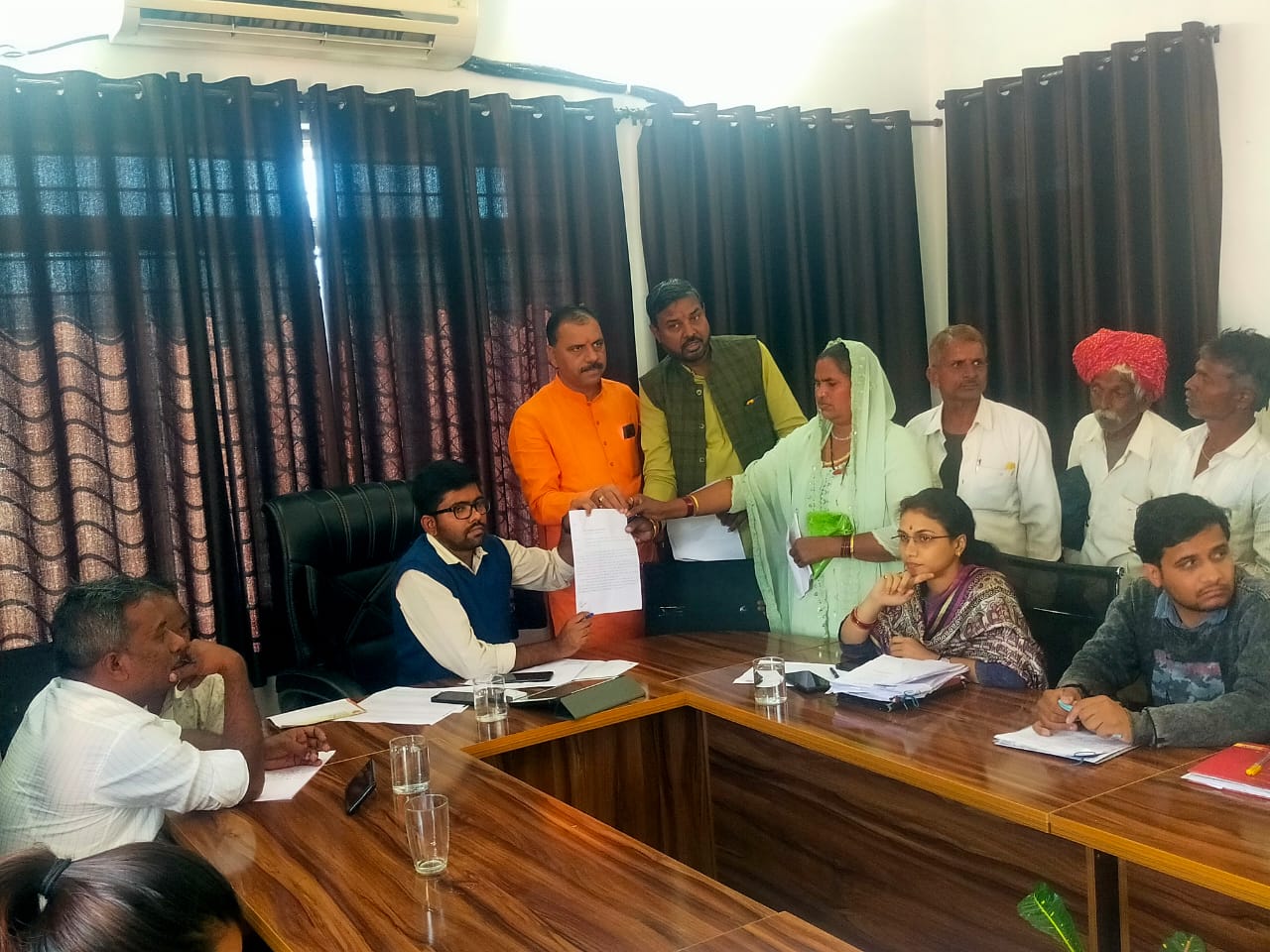 अतिक्रमण बता कर पटवारी ने 60 परिवारों को थमाया जुर्माना का नॉटिस