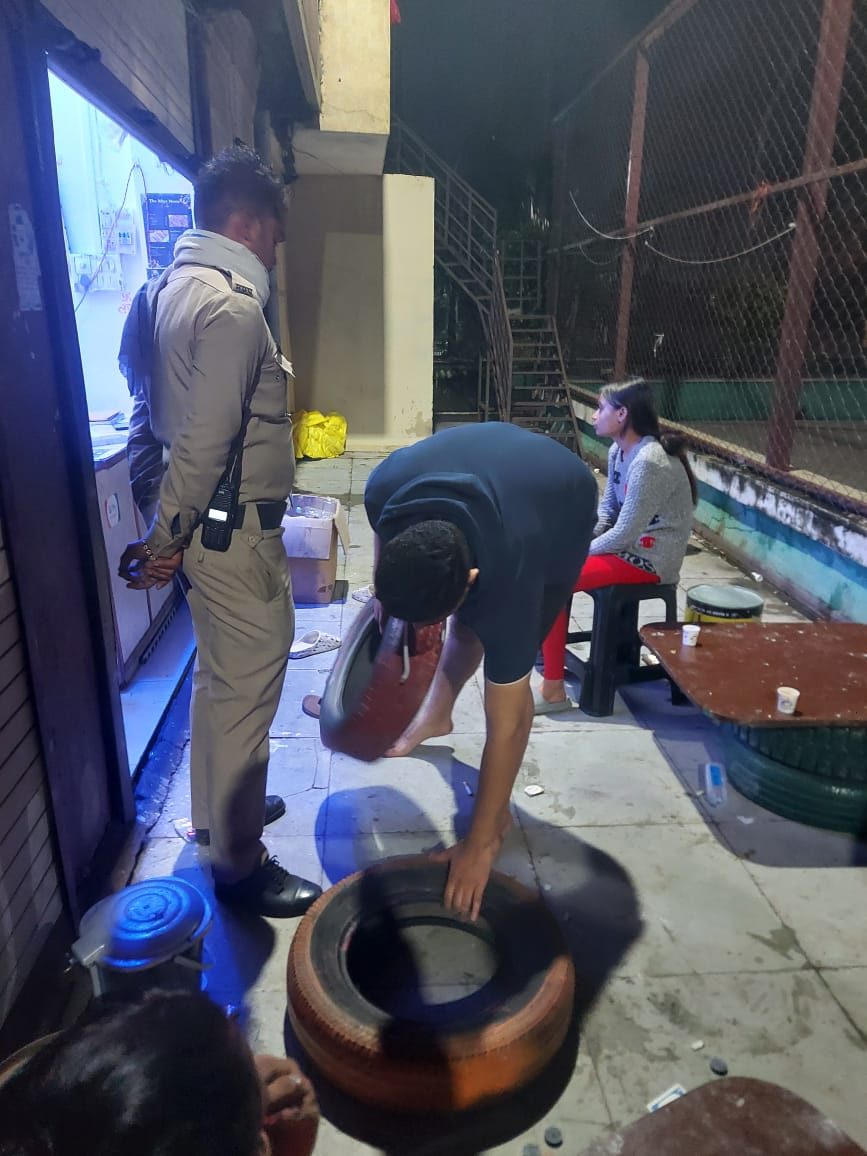 इंदौर के बाणगंगा में रात भर नाइट कल्चर दुकानों को पुलिस के द्वारा बंद कराया