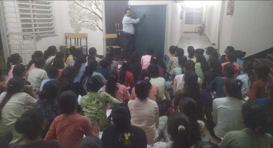रुक जाना नहीं योजना में परीक्षा में सम्मिलित छात्राओं को छात्रावास में भी विशेष कक्षाएं