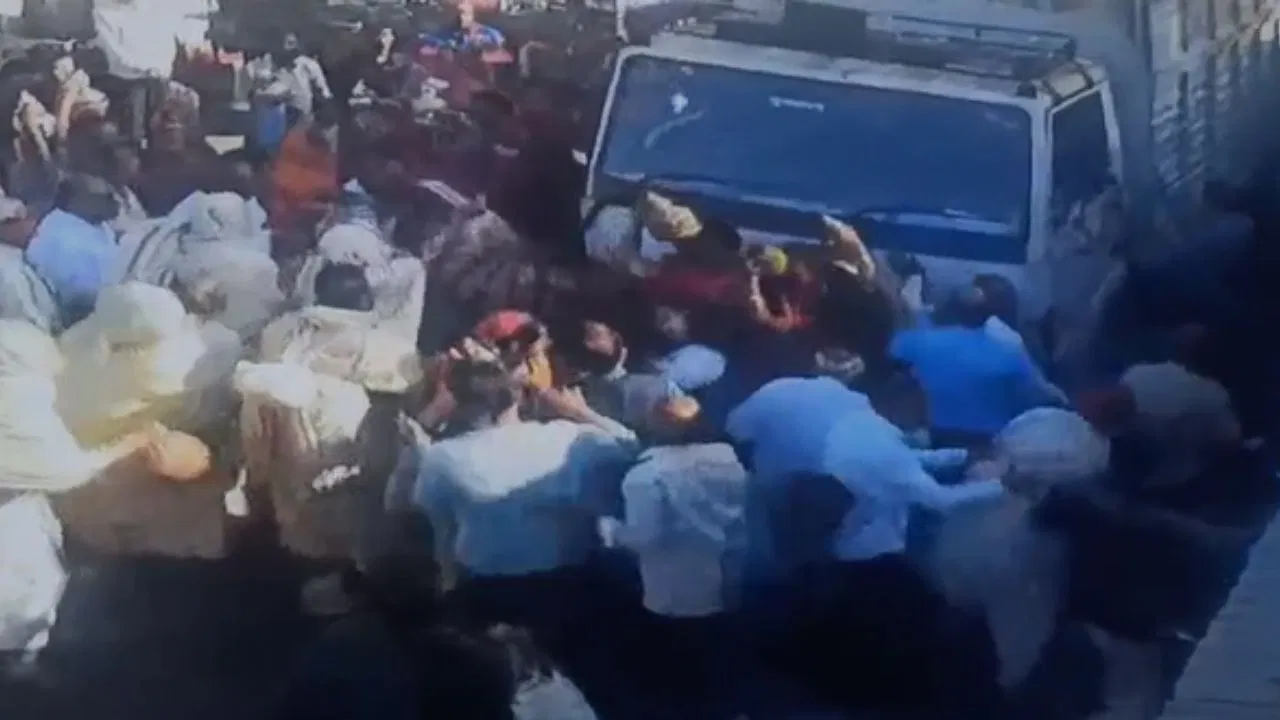सड़क पर था जैन साधुओं का जत्था