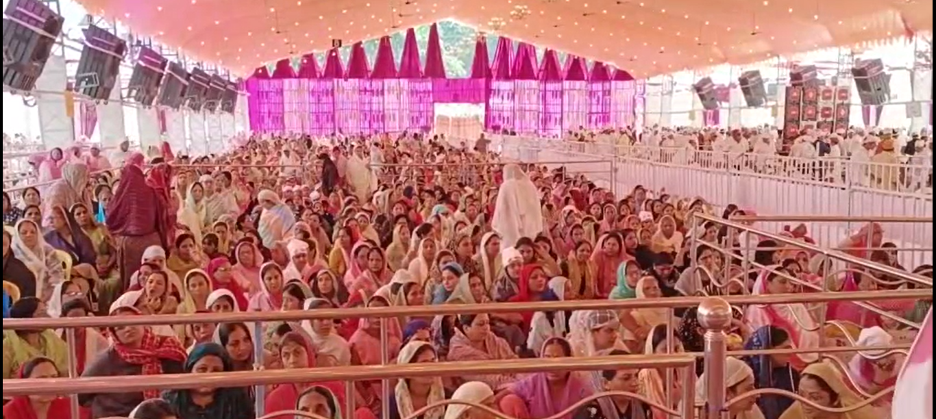 Many Sangats from India and abroad offered prayers at the feet of Satguru Shri