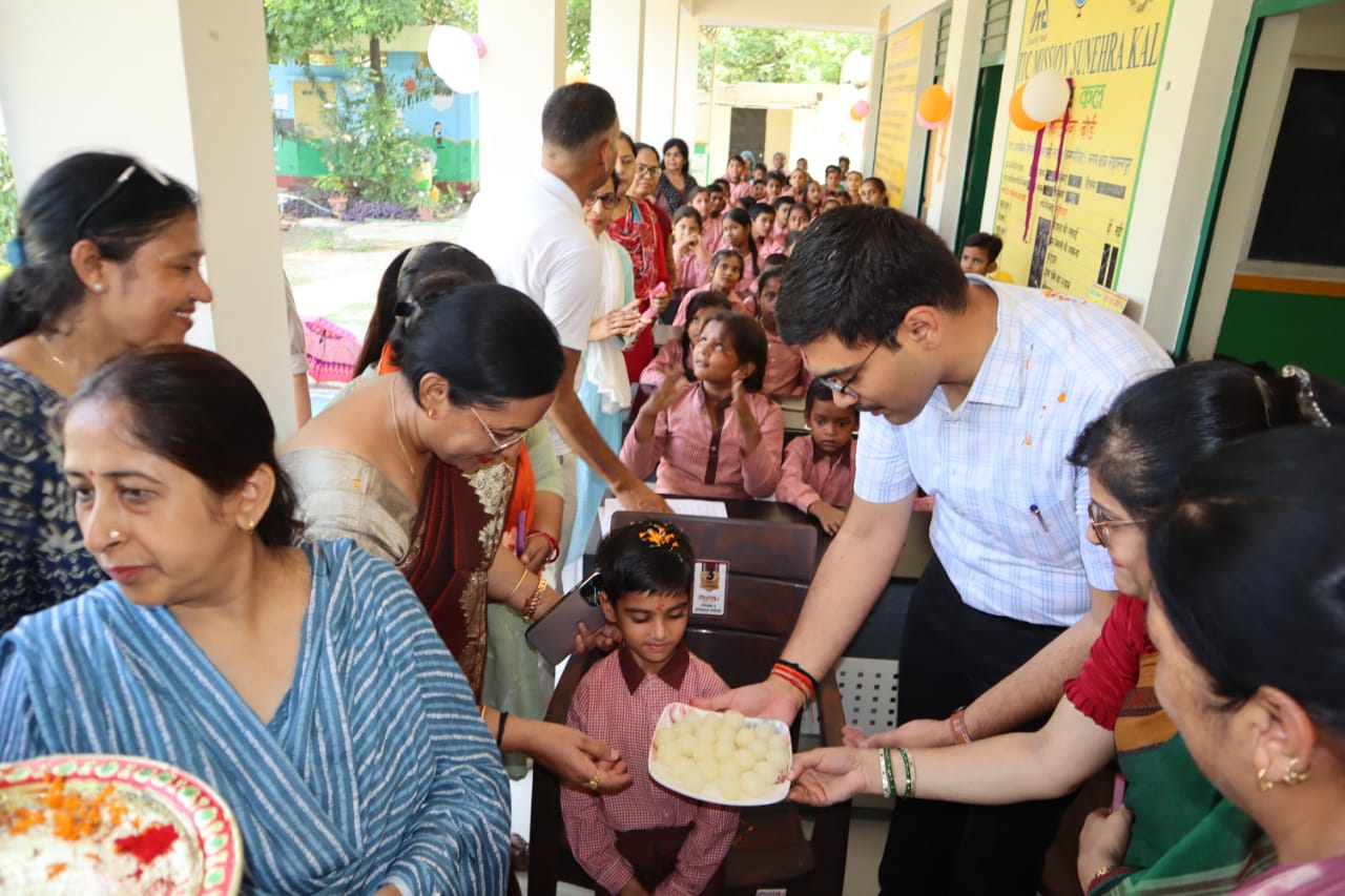 परिषदीय विद्यालयों में नए सत्र का हुआ शुभारम्भ, जिलाधिकारी ने मिठाई खिलाकर किया बच्चों का स्वागत