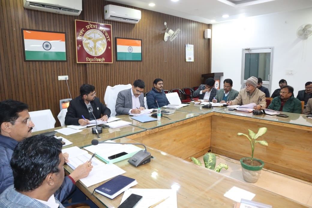 जिलाधिकारी ने की सीएम डैशबोर्ड पर विकास कार्यों की समीक्षा बैठक