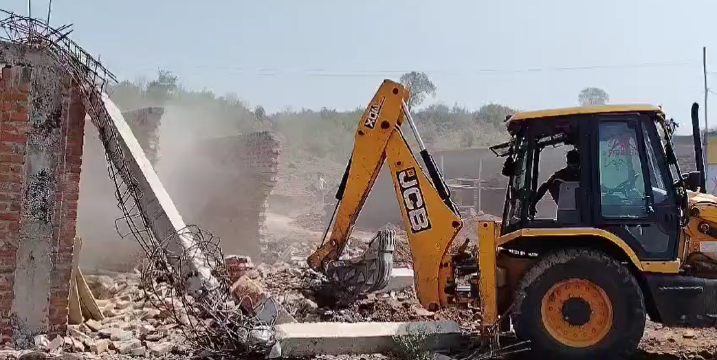 शिवपुरी में दुकानों पर चला प्रशासन का बुलडोजर