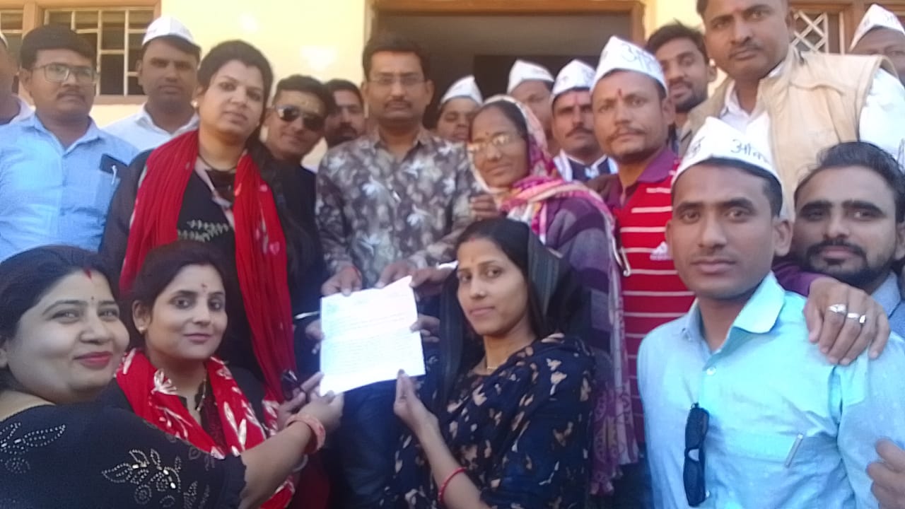 अतिथि शिक्षकों ने अपनी मांगों को लेकर नगर में रैली निकालकर सौंपा ज्ञापन