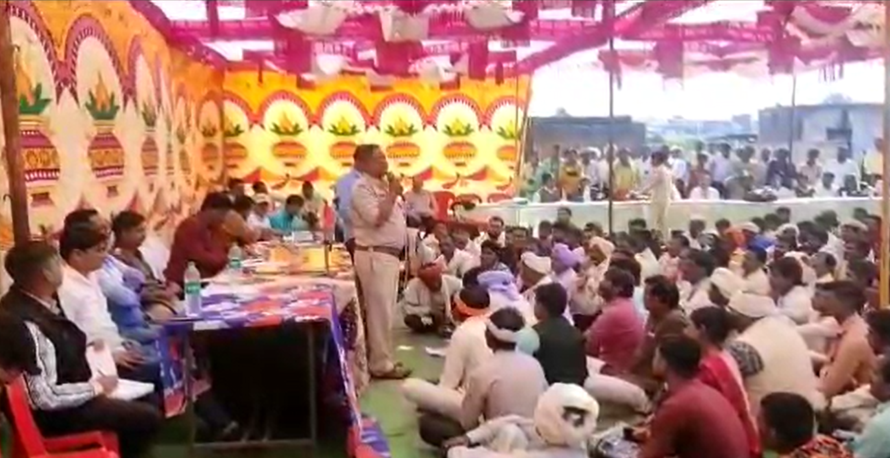 सिरवेल के हाईस्कूल परिसर मे एसडीएम ने ग्रामीणो की सुनी एक-एक समस्या