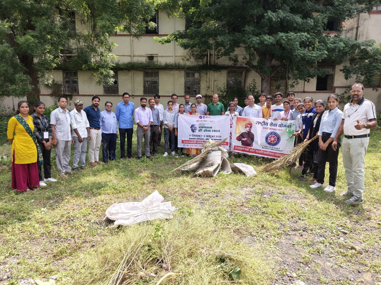 कॉलेज स्टॉफ एवं रासेयो स्वयंसेवकों ने किया स्वच्छता श्रमदान