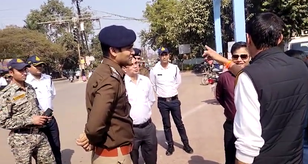 सड़क सुरक्षा सप्ताह के तहत चलाया गया जागरूकता अभियान, कई वाहन चालकों का हुआ सम्मान. कई कों दी गई समझाईश