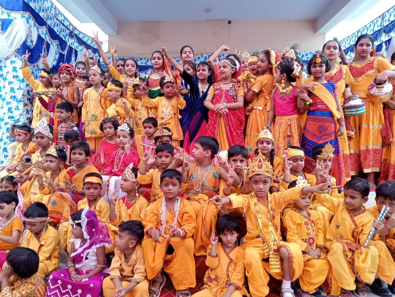 मोन्टफोर्ट स्कूल व पी०जी० पायस इंटर कॉलेज गागलहेडी की दोनों संस्थाओं में बड़े धूमधाम के साथ मनाया गया भगवान श्रीकृष्ण का 5251 वां जन्मोत्सव 