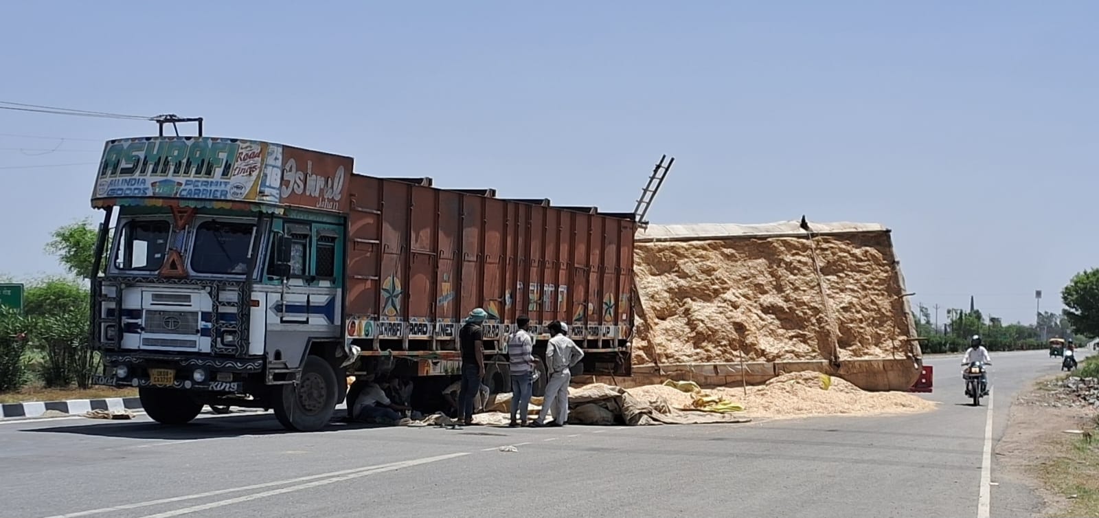 सहारनपुर-मेरठ हाईवे पर कोटा के निकट भूसे से भरा ओवरलोडेड 22 टायरा ट्रक पलट जाने से कई घंटे यातायात अवरूध रहा