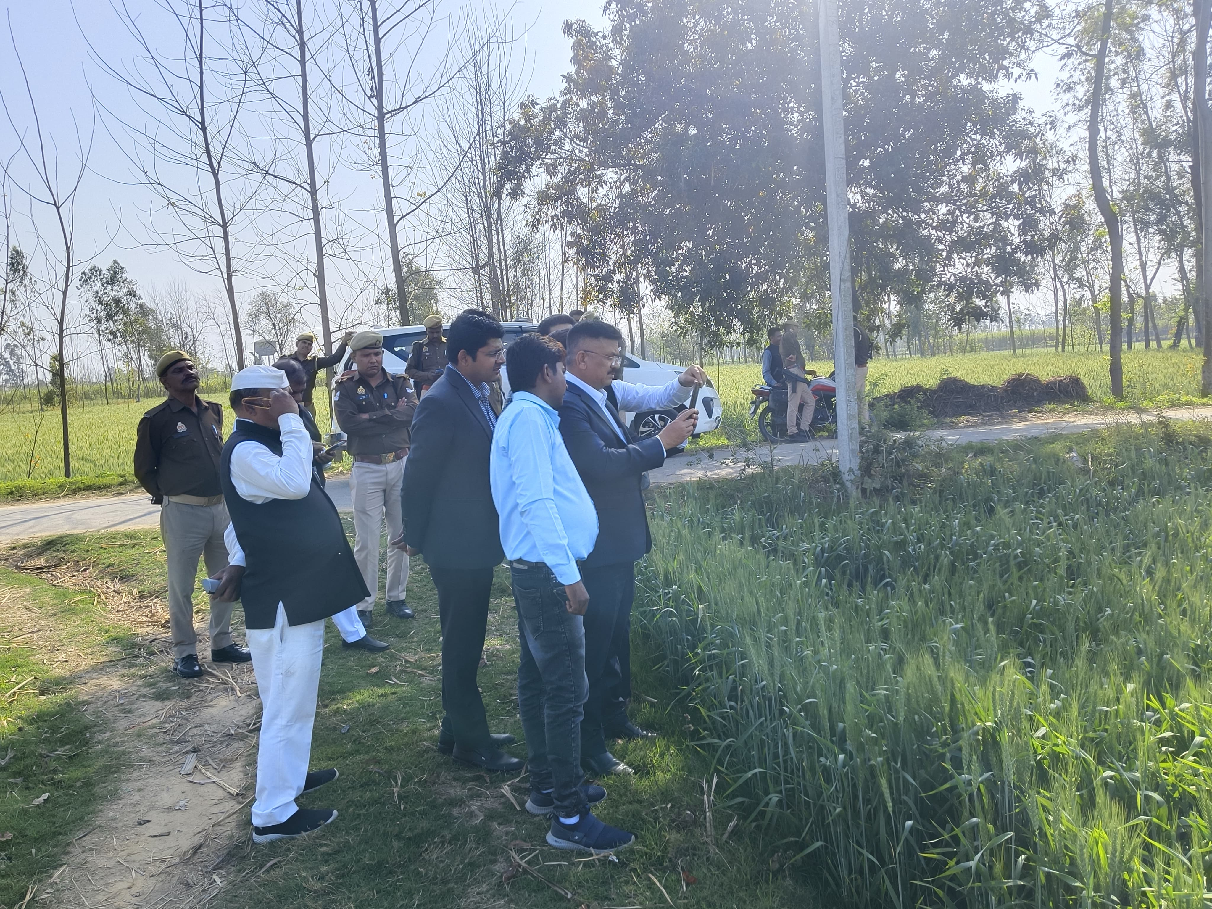 जिलाधिकारी ने औचक निरीक्षण कर जाना ई खसरा पड़ताल की प्रगति