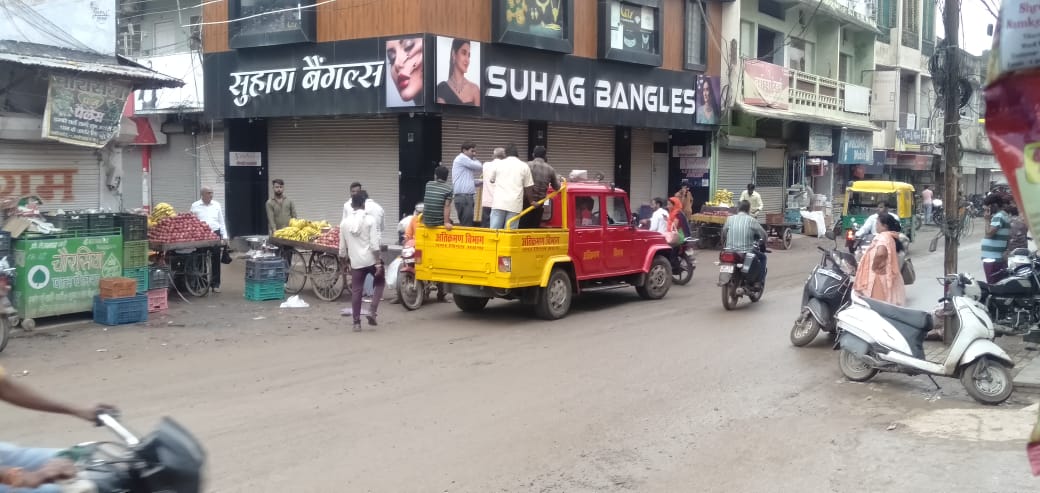 अंधेरी पुलिया चौराहे पर ठेला वालों का कब्जा, दुर्घटना का बना रहता है डर..