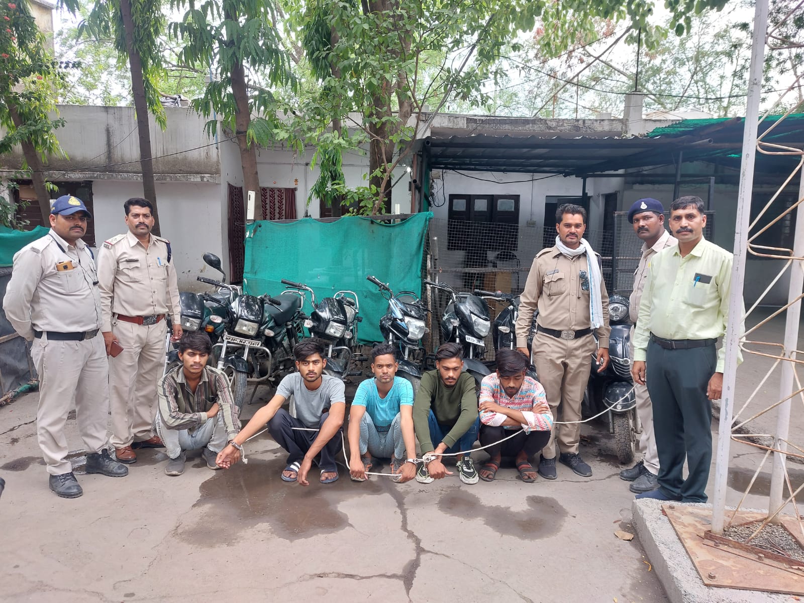 बाणगंगा पुलिस नें एमआर-04 पेट्रोल पंप पर डकैती की योजना बनाते 05 हथियार बंद बदमाशों को किया गिरफ्तार