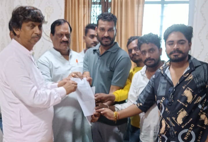 सड़कों पर घूम रहे आवारा गोवंश को लेकर श्री राम सेना ने सौंपा ज्ञापन