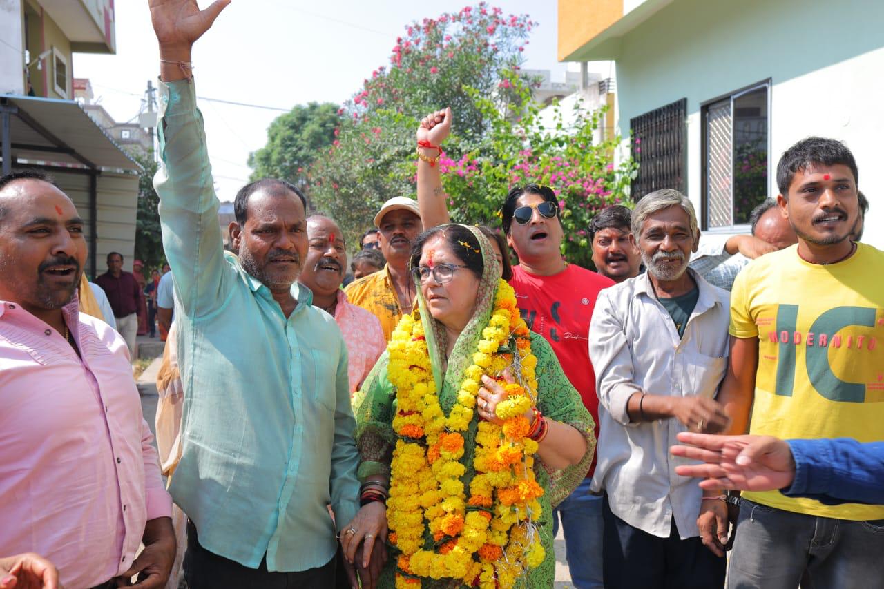 धार में भाजपा प्रत्याशी श्रीमती वर्मा ने किया जनसंपर्क