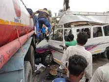 भेरुघाट पर बस और ट्रक की भिड़ंत