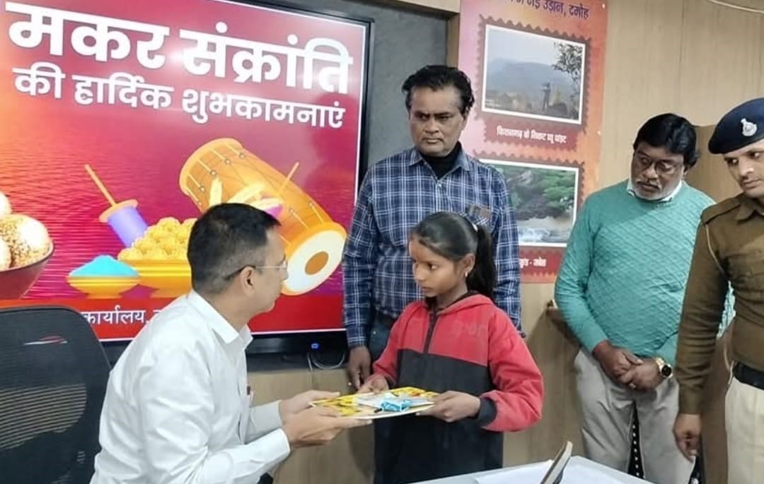 जनसुनवाई में आये आवेदकों को शुभकामनाओं के साथ ही तिल के लड्डू दिए गये