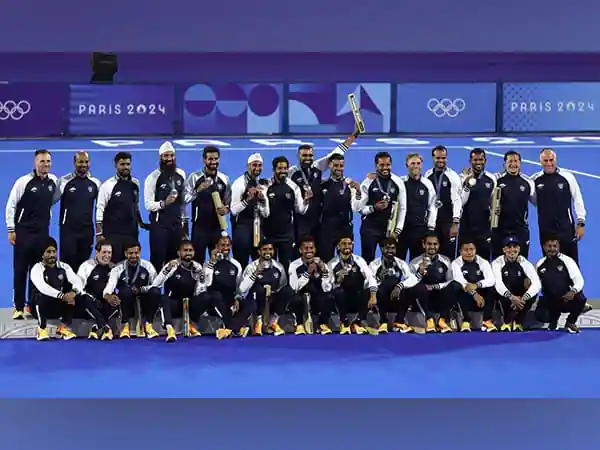 पेरिस ओलंपिक में परचम लहराने वाली हॉकी टीम पर धनवर्षा