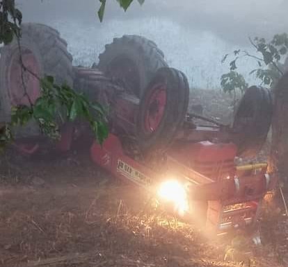 देवबंद-नानौता मार्ग पर ट्रैक्टर अनियंत्रित होकर पलटा