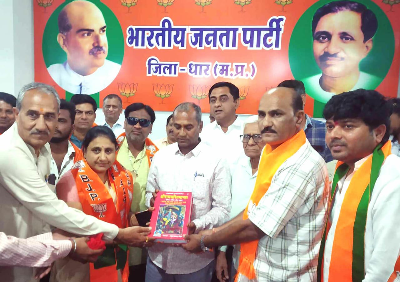 भाजपा में शामिल होने पर धामनोद नगर परिषद अध्यक्ष पाटीदार का भाजपा कार्यालय में स्वागत किया 
