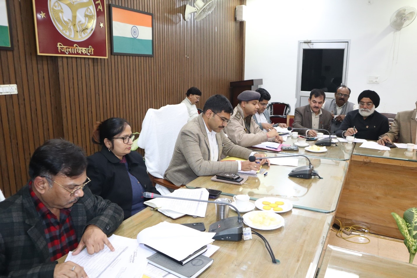 उद्योग से जुडे कार्यों को शीर्ष प्राथमिकता के आधार पर करें :- डीएम मनीष बंसल