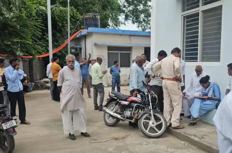 फांसी के फंदे पर झूलता मिला शव