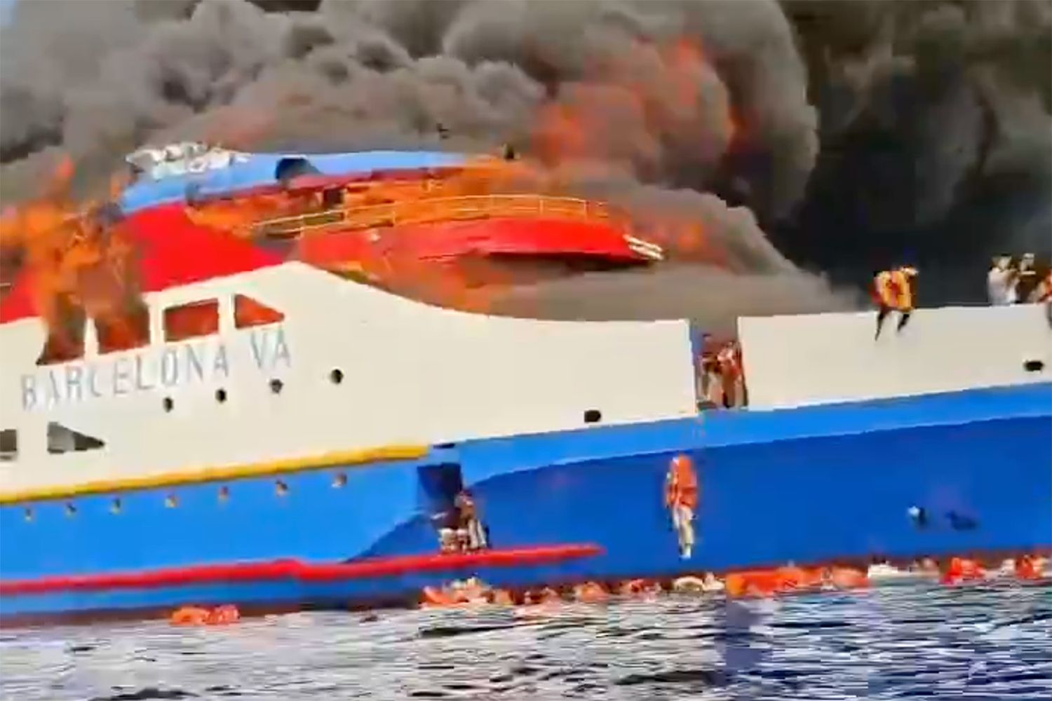 बीच समंदर में धू-धू कर जलने लगा जहाज