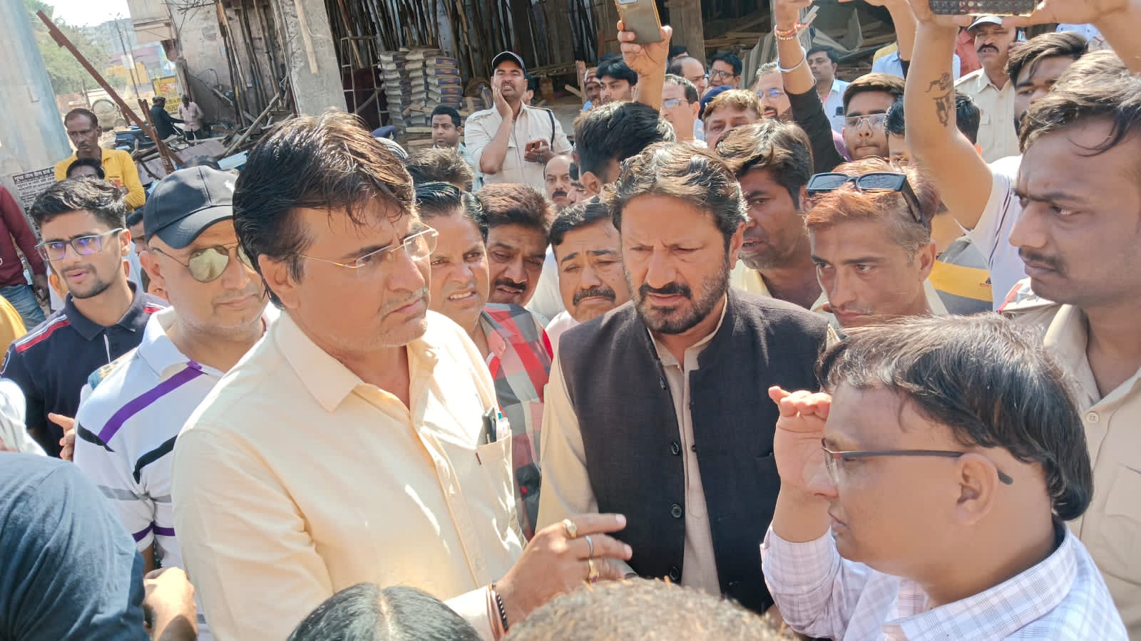 The action to remove encroachment took place in Katni under the leadership of SDM Pradeep Mishra