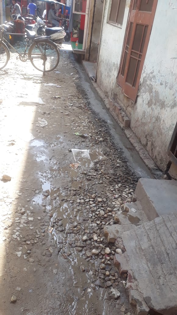 देवबंद के मोहल्ला छिम्पीवाडे की गली में बनाई जा रही सड़क को ठेकेदार द्वारा मानक के अनुरूप नहीं बनाने का लगाया आरोप