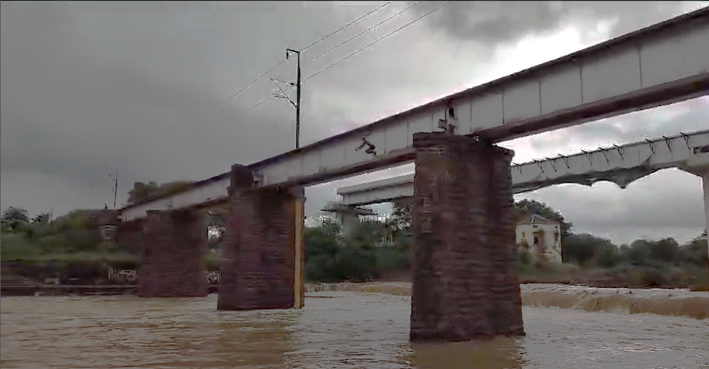 कटनी में 35 फीट ऊंचे पुल से उफनती नदी में कूदते बच्चो का वीडियो वायरल