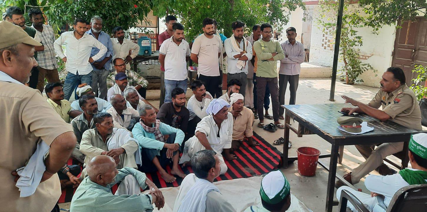 संजय सैनी हत्याकांड का कई दिन  बाद भी खुलासा नहीं होने से गुस्साएं परिजनों व अन्य ग्रामीण थाने पहुंचकर धरने पर बैठे
