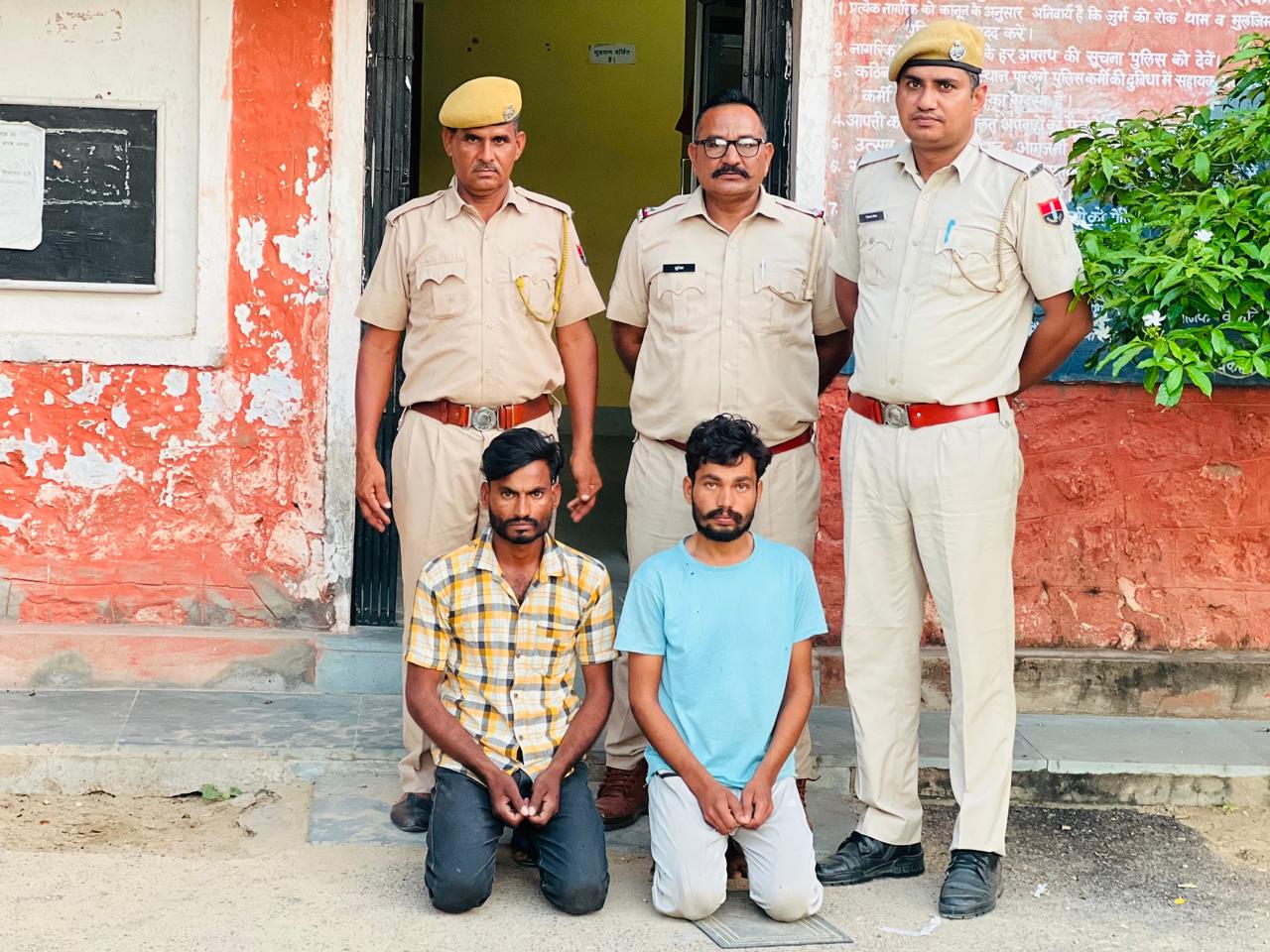 दीवार तोड़कर मोबाइल दुकान में चोरी करने वाले दो गिरफ्तार