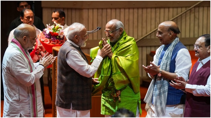 एनडीए संसदीय दल की बैठक में राधाकृष्णन का स्वागत