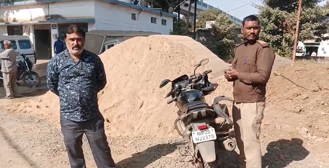 दाल मील में महिला की साड़ी और बाल बैल्ट में फंसे