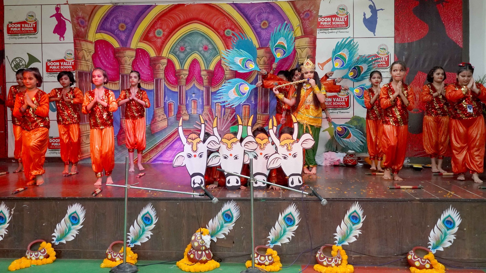 देवबंद के द दून वैली पब्लिक स्कूल में हर्षोल्लास और धूमधाम के साथ किया गया कृष्ण जन्मोत्सव का आयोजन