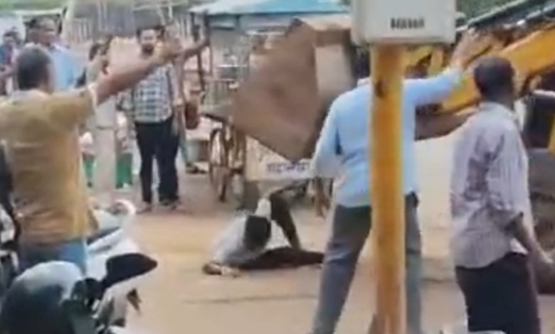 शराब के नशे में JCB के पंजे से युवक को दबाने का वीडियो वायरल