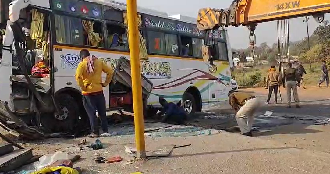 कटनी में नेशनल हाइवे पर बस पलटी