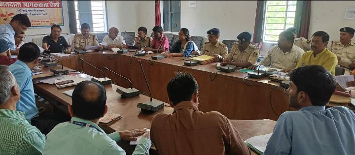 लोकसभा चुनाव को लेकर डीएम एसपी ने की डुमरी कटसरी में बैठक