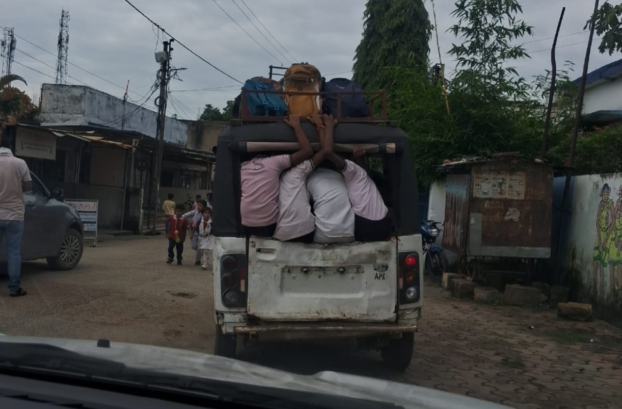 स्कूल के नौ निहाल की जान से खिलवाड़ करते स्कूल पिक एंड ड्राप वेन स्कूल प्रशासन नही दे रहा ध्यान