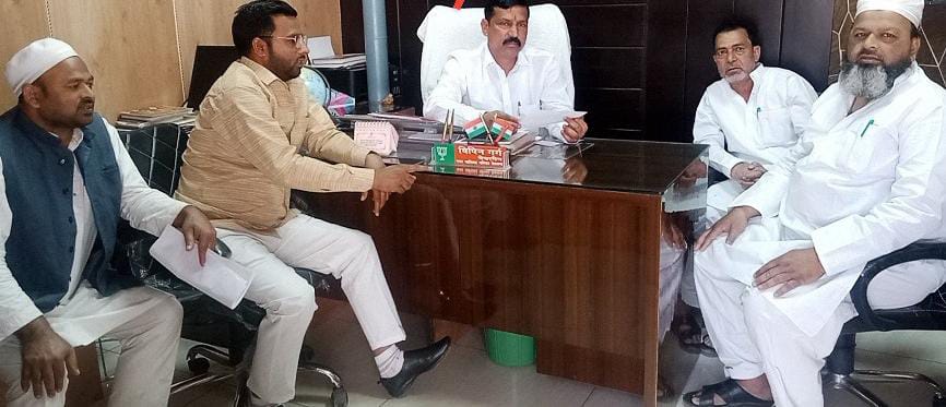 सभासदों ने देवबंद पालिकाध्यक्ष को ईद उल फितर के मौके पर ईदगाह सहित नगर में साफ़-सफाई एवं बिजली पानी व्यवस्था बेहतर बनाने को दिया ज्ञापन