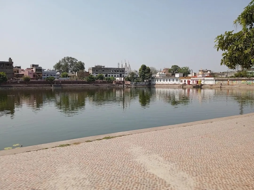 कब्ज़ा: श्री रघुनाथ जी मोहनराम मंदिर में लगा शिलालेख...